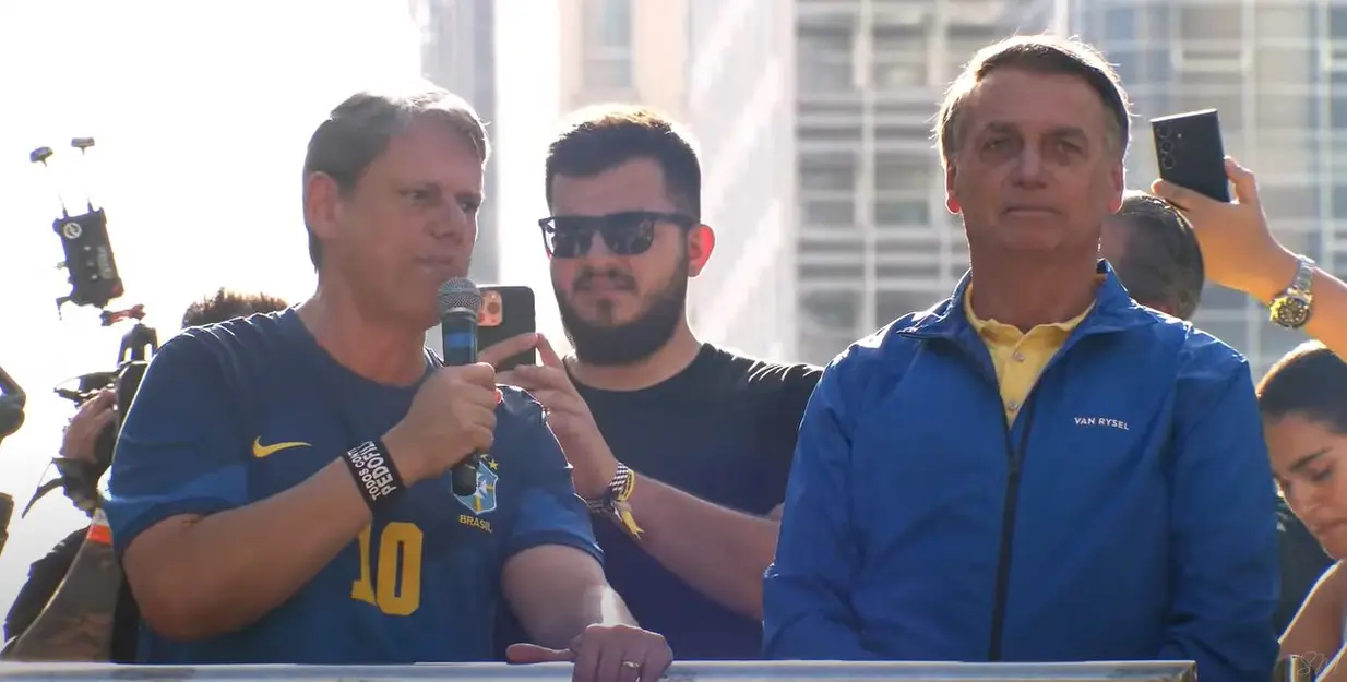 Governador de São Paulo, Tarcísio de Freitas (Republicano) ao lado do ex-presidente Jair Bolsonaro (PL) durante ato na Av. Paulista (SP)