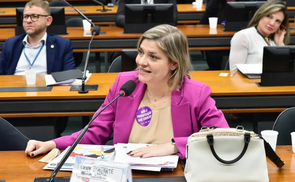 Deputada do Psol critica secretário da Educação de São Paulo por controle de faltas dos professores.