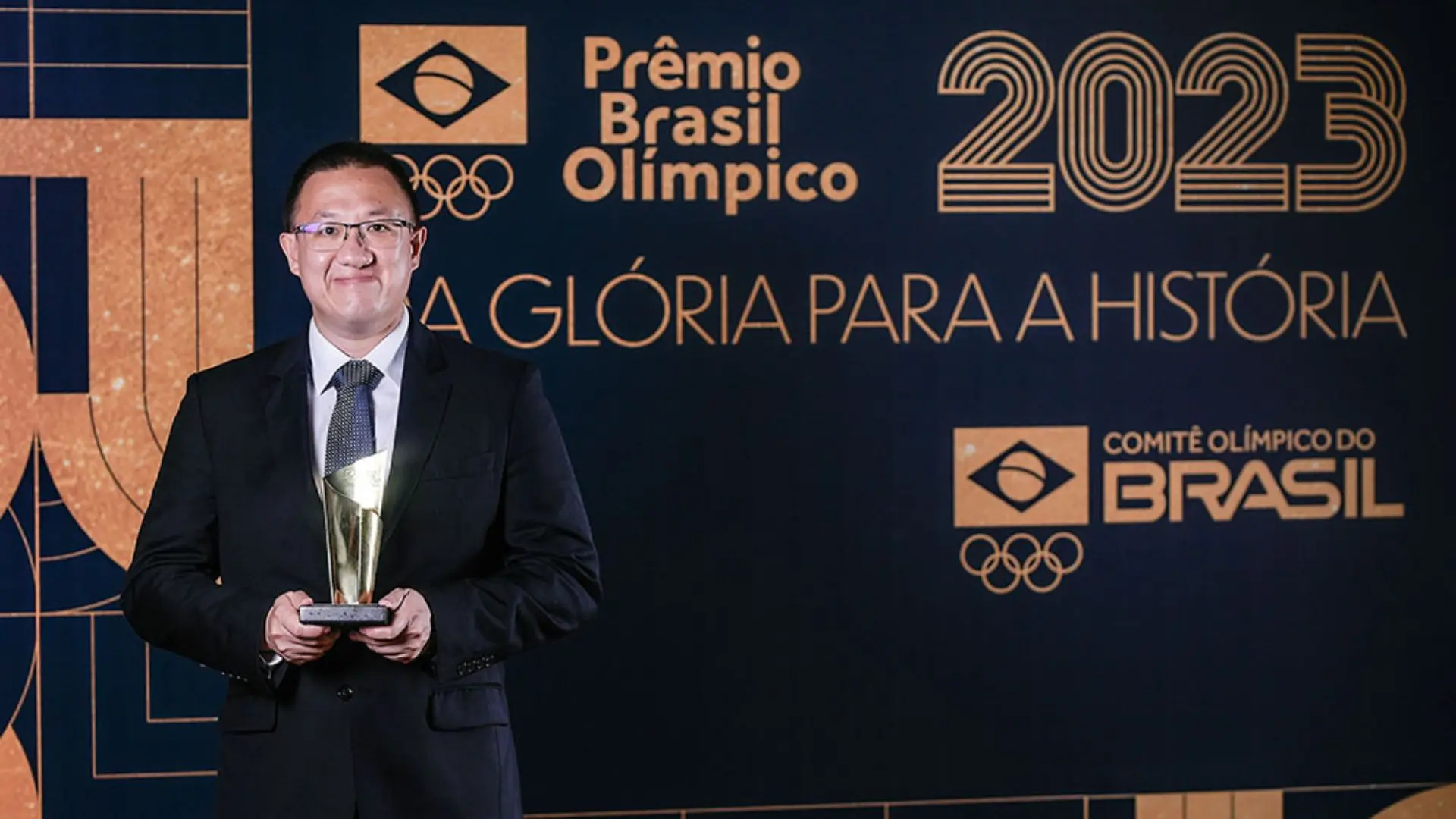 Felipe Wu recebendo o Prêmio Brasil Olímpico de melhor atleta do tiro