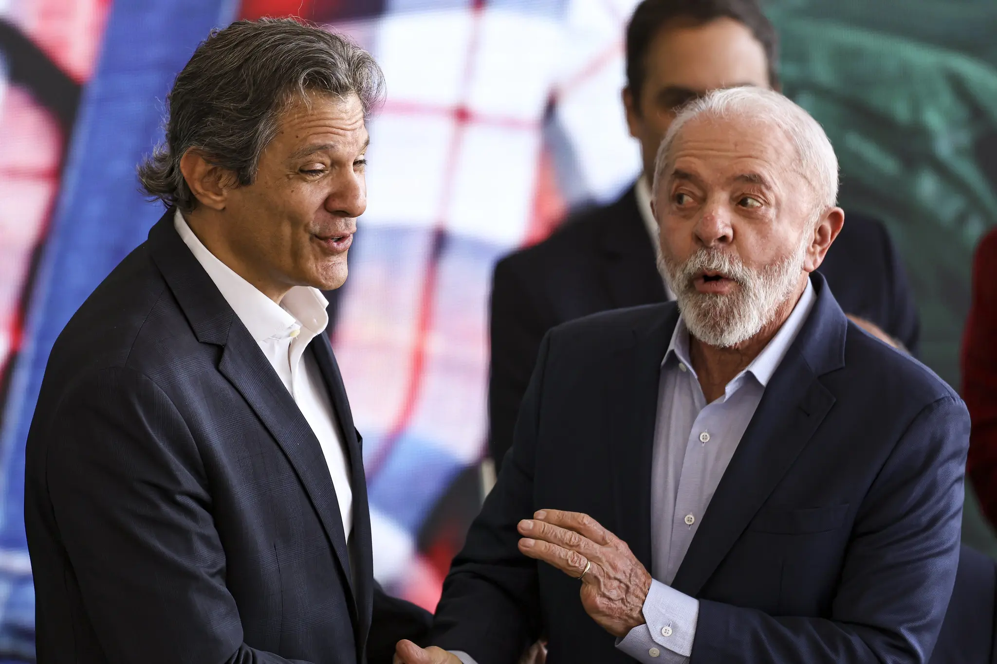 Ministro da Fazenda, Fernando Haddad, e presidente Luiz Inácio Lula da Silva (PT) durante cerimônia de lançamento do Plano Safra 2025/2026 nesta terça-feira (1º)