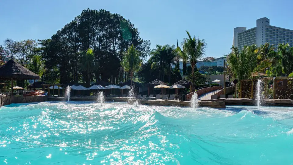 A nova Fun Beach do Bourbon Atibaia traz a experiência da praia e a emoção das ondas para o coração do interior de São Paulo, um refúgio perfeito para todas as idades.