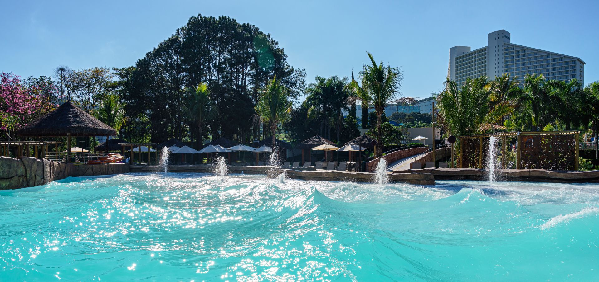 A nova Fun Beach do Bourbon Atibaia traz a experiência da praia e a emoção das ondas para o coração do interior de São Paulo, um refúgio perfeito para todas as idades.