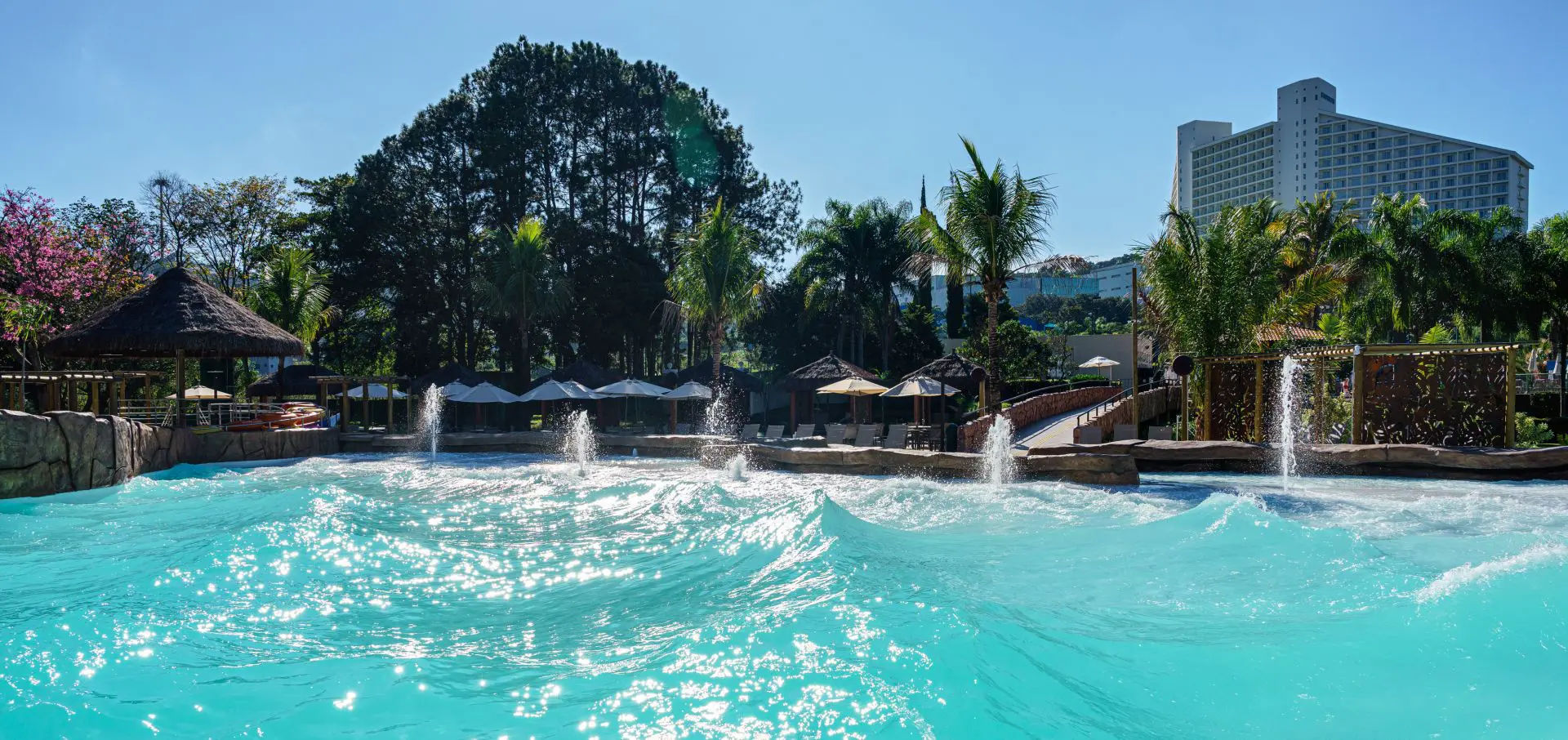 A nova Fun Beach do Bourbon Atibaia traz a experiência da praia e a emoção das ondas para o coração do interior de São Paulo, um refúgio perfeito para todas as idades.