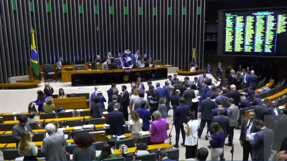 Pesquisa da Quaest mostra rejeição majoritária ao fim da escala 6×1. Economia supera violência entre preocupações.