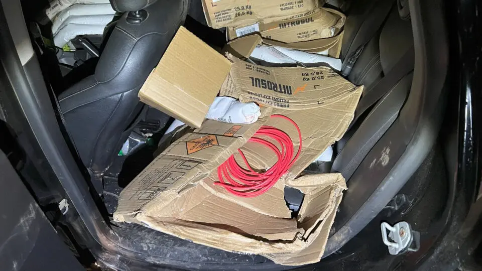 Explosivos encontrados em veículo em Campo Mourão, no Paraná.