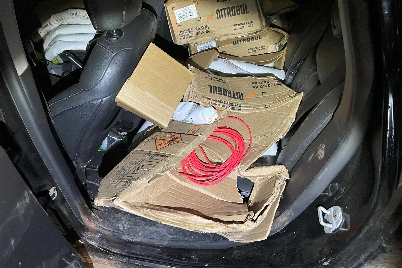 Explosivos encontrados em veículo em Campo Mourão, no Paraná.