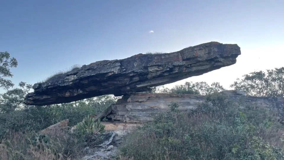 Em Cristalina, Pedra Chapéu do Sol atrai milhares de visitantes curiosos com a formação rochosa que desafia a física.