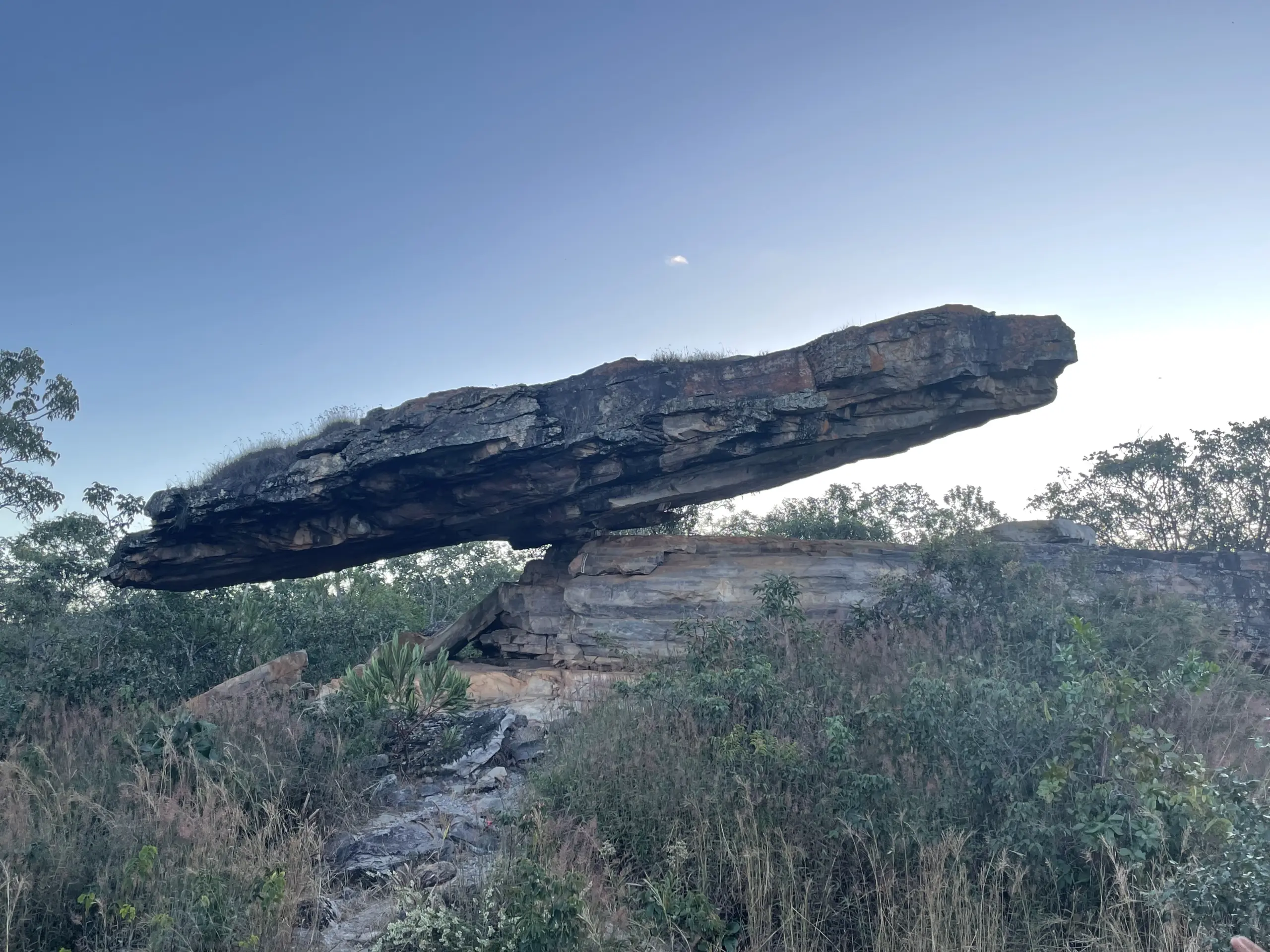 Em Cristalina, Pedra Chapéu do Sol atrai milhares de visitantes curiosos com a formação rochosa que desafia a física.