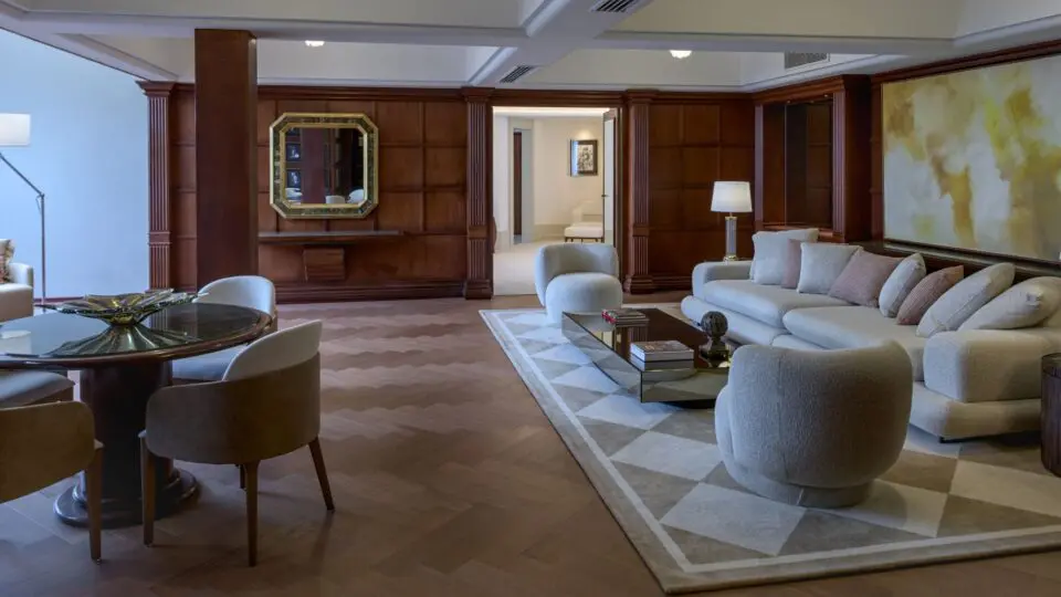 Acorde em grande estilo. A Suíte Presidencial do Bourbon Hotel & Suítes Curitiba te convida a desfrutar de uma estadia inesquecível. Esta foto revela a beleza e o conforto da cama premium, além dos detalhes da sauna privativa e terraço com vista panorâmica de 180 graus. Descubra o verdadeiro luxo em Curitiba