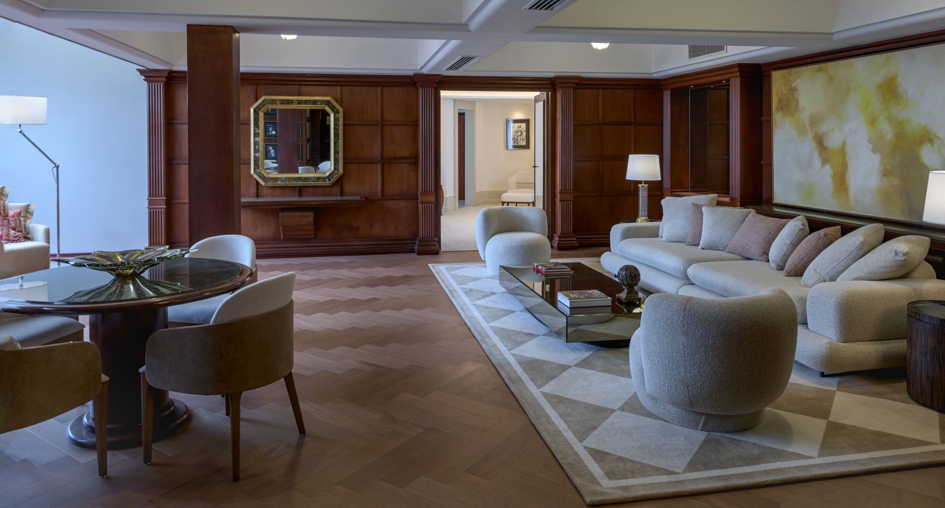 Acorde em grande estilo. A Suíte Presidencial do Bourbon Hotel &#038; Suítes Curitiba te convida a desfrutar de uma estadia inesquecível. Esta foto revela a beleza e o conforto da cama premium, além dos detalhes da sauna privativa e terraço com vista panorâmica de 180 graus. Descubra o verdadeiro luxo em Curitiba