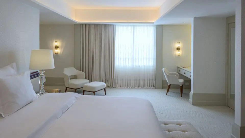 Acorde em grande estilo. A Suíte Presidencial do Bourbon Hotel & Suítes Curitiba te convida a desfrutar de uma estadia inesquecível. Esta foto revela a beleza e o conforto da cama premium, além dos detalhes da sauna privativa e terraço com vista panorâmica de 180 graus. Descubra o verdadeiro luxo em Curitiba