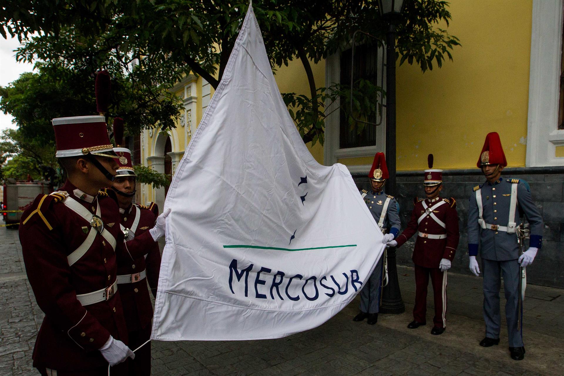 Soldados venezuelanos participam do hasteamento da bandeira do Mercosul na entrada da sede oficial do Ministério das Relações Exteriores da Venezuela, 5 de agosto de 2016, em Caracas.