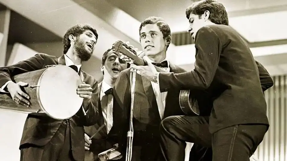 Chico Buarque, rodeado pelo MPB4, ficou em terceiro lugar no festival com a sua "Roda Viva"