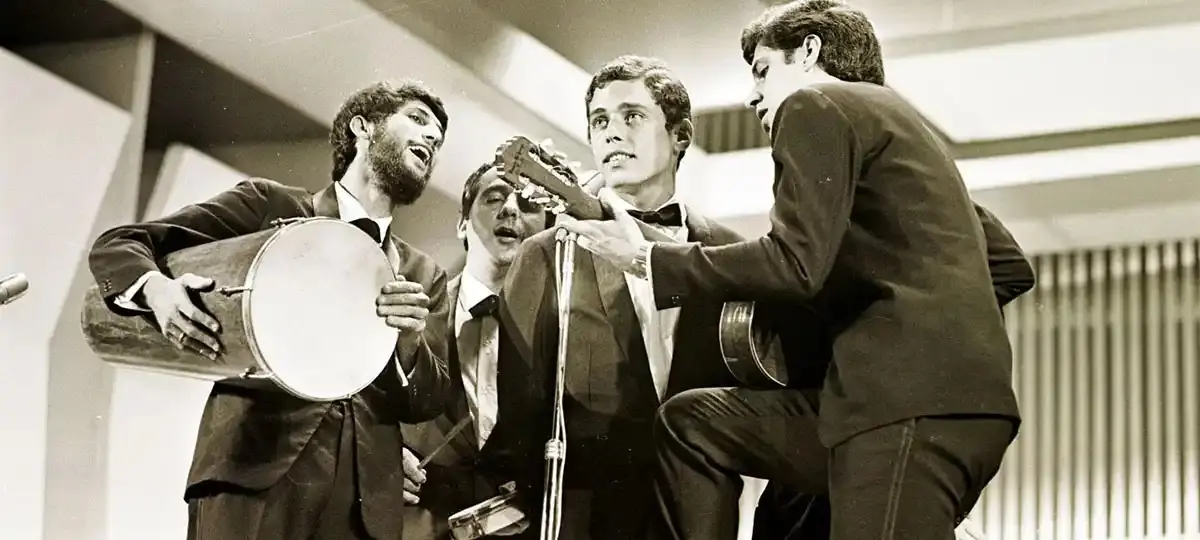 Chico Buarque, rodeado pelo MPB4, ficou em terceiro lugar no festival com a sua "Roda Viva"