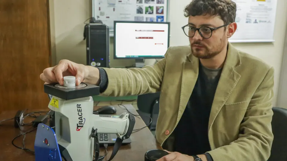 Pesquisador da UEL, o físico Felipe Rodrigues dos Santos, criou um método para detectar fraudes no café, com 97% de precisão.