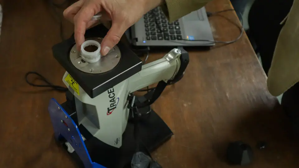 A pesquisa da UEL usa fluorescência de raios X (XRF) e espectroscopia de infravermelho próximo (NIR) para identificar fraudes no café.