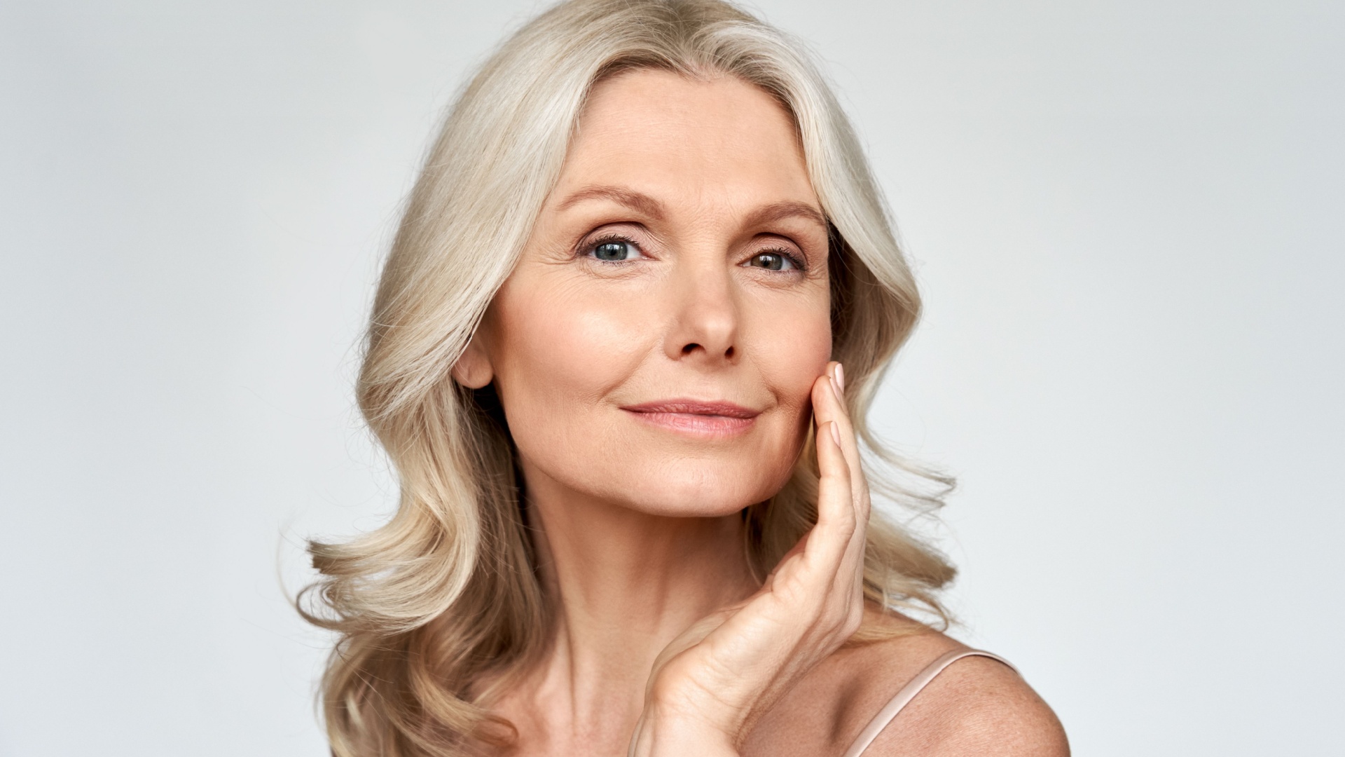 O protagonismo da modelo 40+ cresce na moda e na publicidade, abrindo espaço para mulheres reais e cheias de história