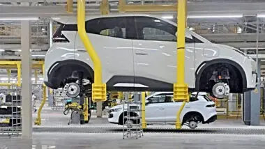 Dolphin Mini na fábrica da BYD na Bahia: carroceria já vem soldada e pintada da China, e trabalhadores brasileiros agregam os demais componentes – quase todos importados.