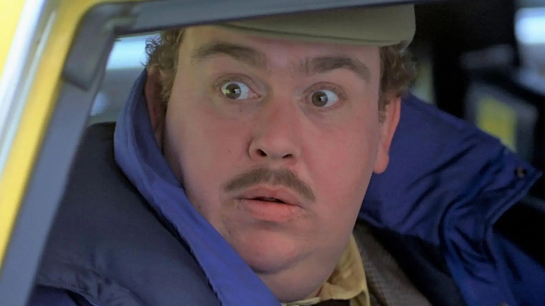O saudoso ator John Candy faz um atrapalhado vendedor no filme de John Hughes