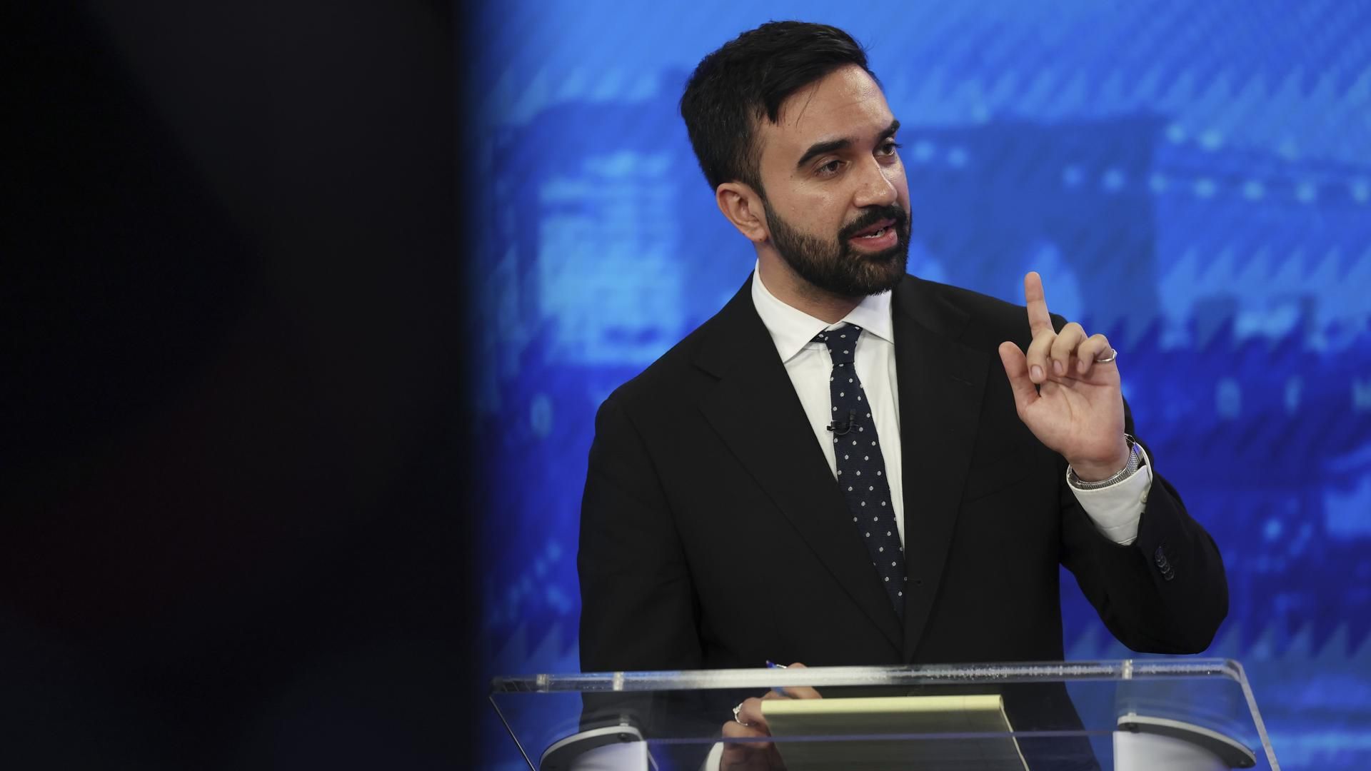 O candidato democrata Zohran Mamdani durante um debate das primárias democratas em Nova York, 4 de junho de 2024.