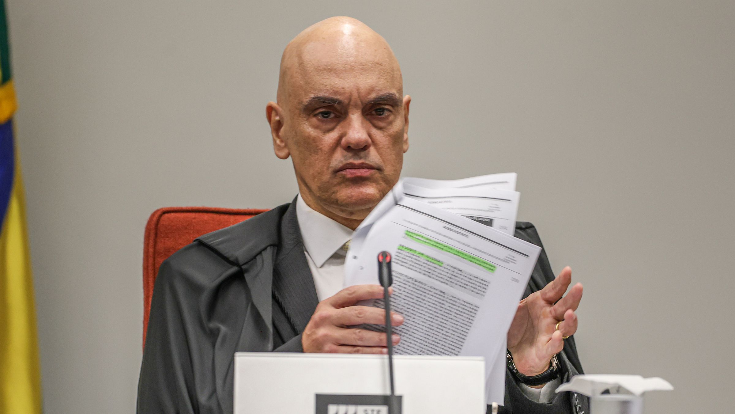 Juristas criticam decisão de Moraes.