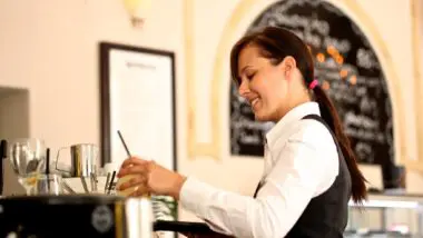 Atitudes como arrumar os pratos na mesa do restaurante de forma a facilitar o trabalho do garçom podem ajudar a tornar a sociedade melhor