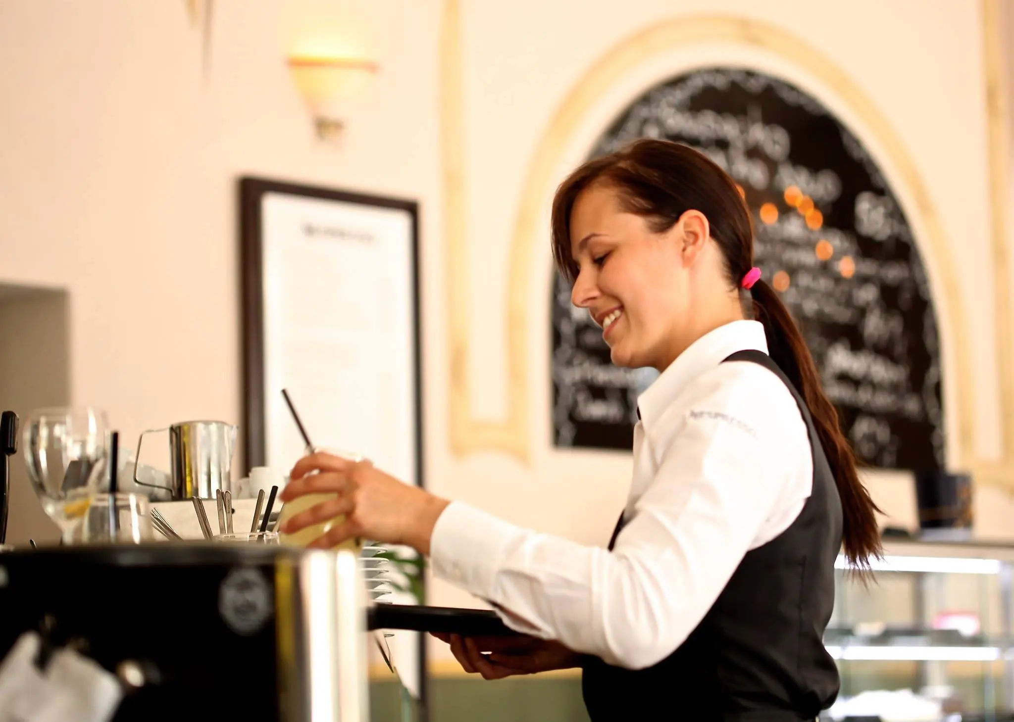 Atitudes como arrumar os pratos na mesa do restaurante de forma a facilitar o trabalho do garçom podem ajudar a tornar a sociedade melhor