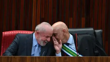 O presidente Lula e o ministro Alexandre de Moraes: críticas aos EUA e julgamento de Bolsonaro no STF emperram negociações sobre tarifaço.