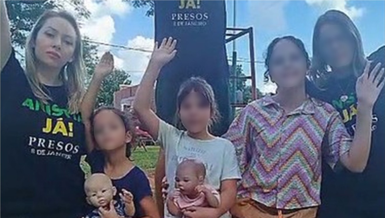 Advogada Taniéli Telles com uma das famílias que aguardam para serem &#8220;adotadas&#8221; na campanha.