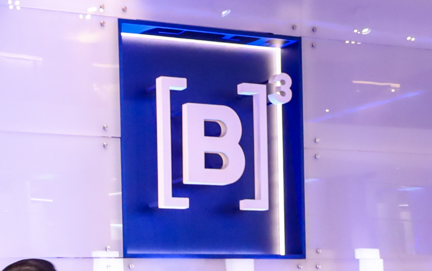 Ibovespa fechou acima dos 141 mil pontos pela primeira vez na história, alta de 3,21% no acumulado da semana.