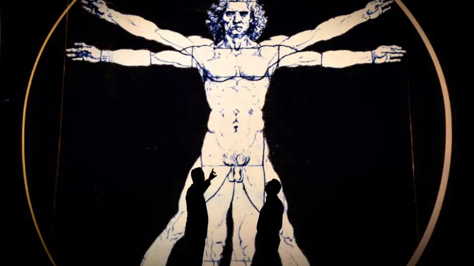Pessoas são vistas em silhueta diante do Homem Vitruviano durante a prévia da exposição imersiva 'Leonardo Da Vinci – Uomo Universale' no Maag Hall, em Zurique, Suíça, em 24 de abril de 2024.