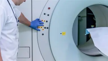 Legenda: Pesquisadores utilizaram exames avançados de ressonância magnética para auxiliar no diagnóstico precoce da Doença de Parkinson.