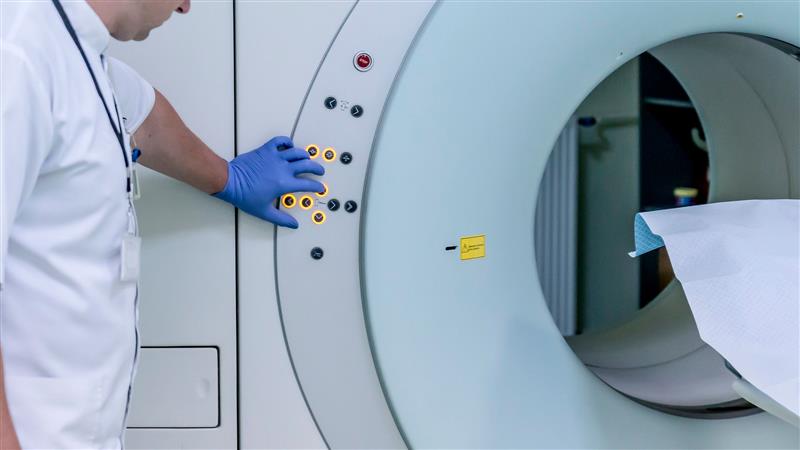 Legenda: Pesquisadores utilizaram exames avançados de ressonância magnética para auxiliar no diagnóstico precoce da Doença de Parkinson.