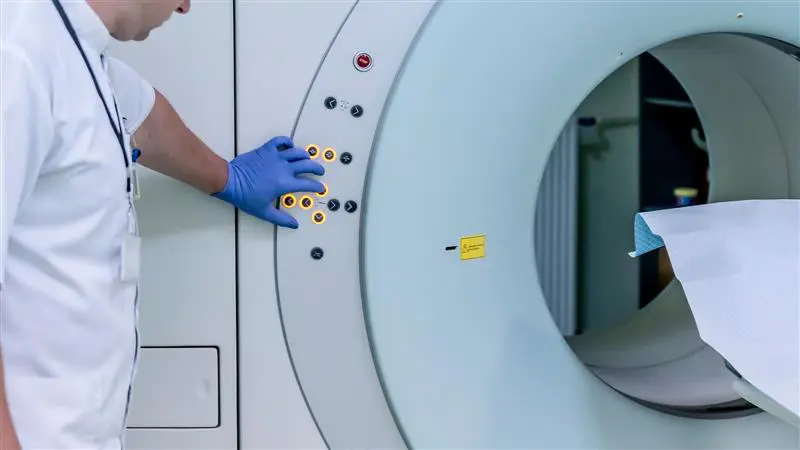 Legenda: Pesquisadores utilizaram exames avançados de ressonância magnética para auxiliar no diagnóstico precoce da Doença de Parkinson.