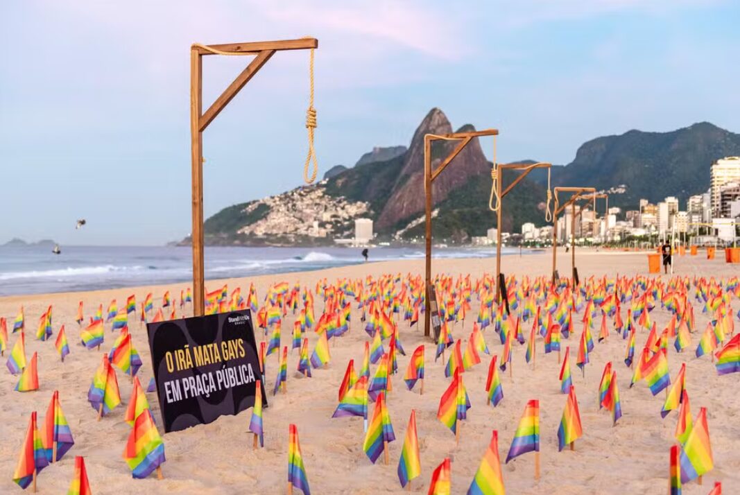 No Rio de Janeiro, onde está acontecendo a 17ª Cúpula do Brics, ONG pró-Israel faz protesto contra o Irã: “Matam gays em praça pública”