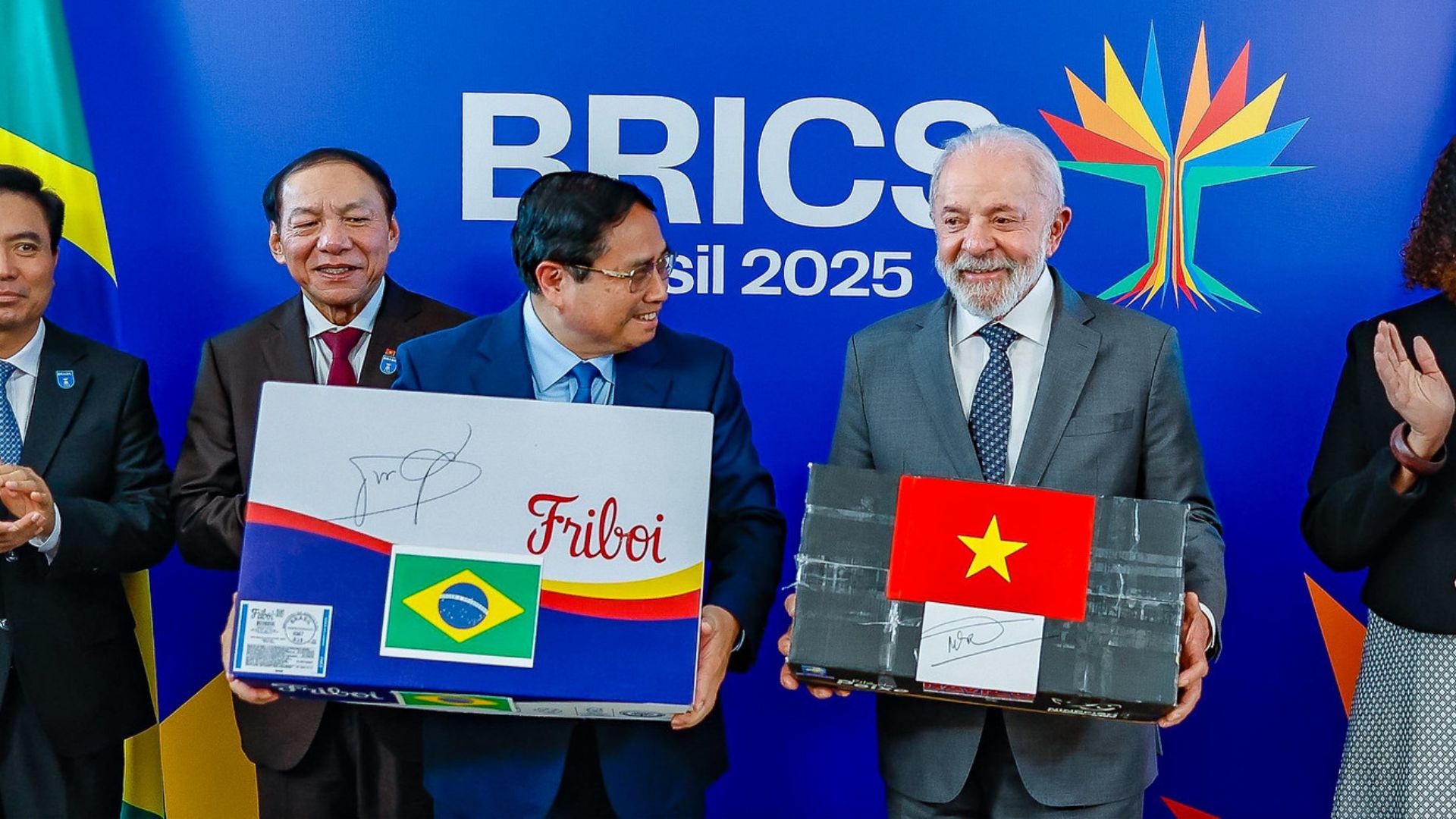 Lula entrega caixa da Friboi a primeiro-ministro da República Socialista do Vietnã durante Cúpula dos Brics