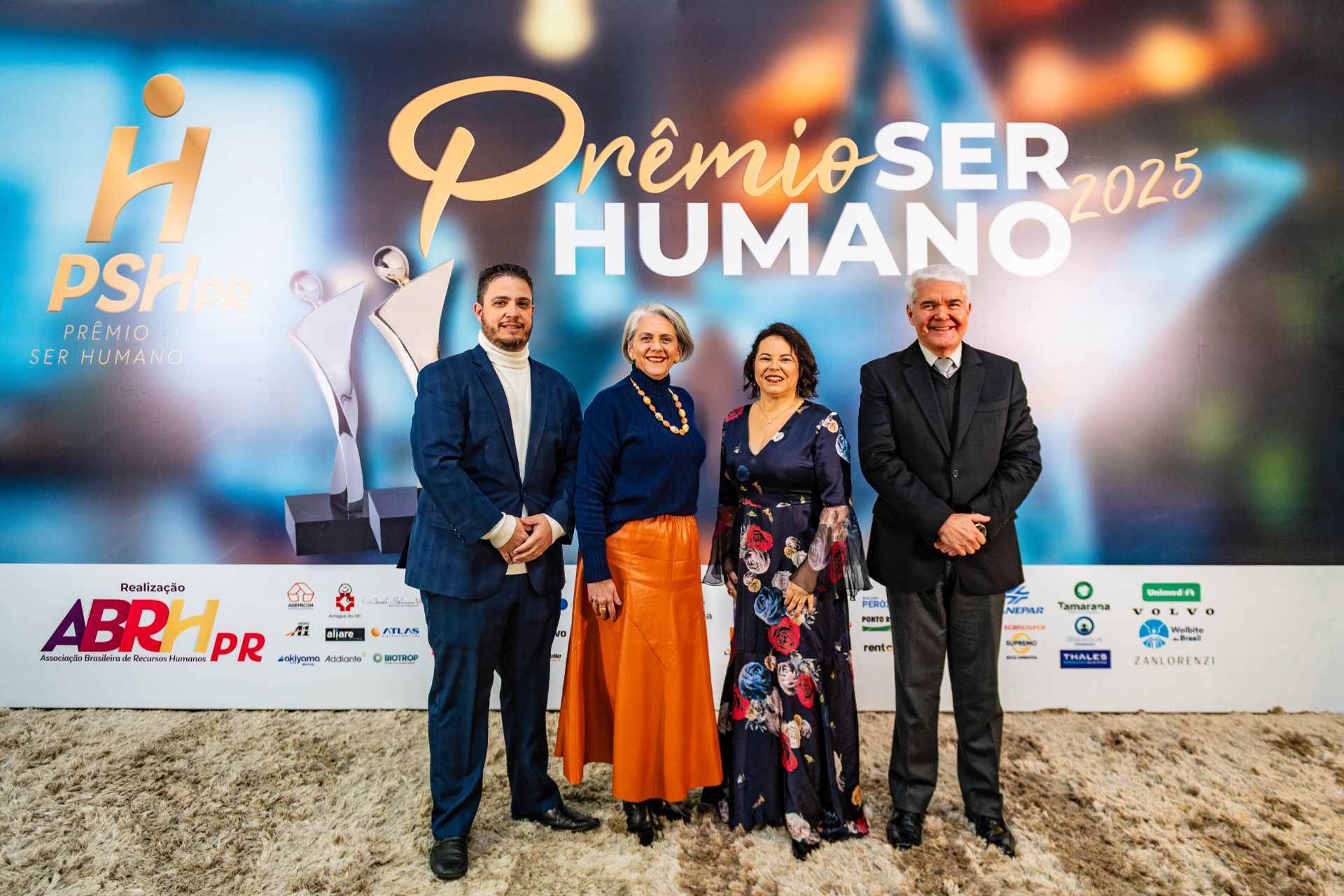 Luis Humberto de Quental (vice-presidente financeiro da ABRH-PR), Vera Mattos (vice-presidente da ABRH-PR), Lúcia Fernandes (diretora do Prêmio Ser Humano 2025) e Gilmar Silva de Andrade (presidente da ABRH-PR), durante a cerimônia de entrega da premiação.
