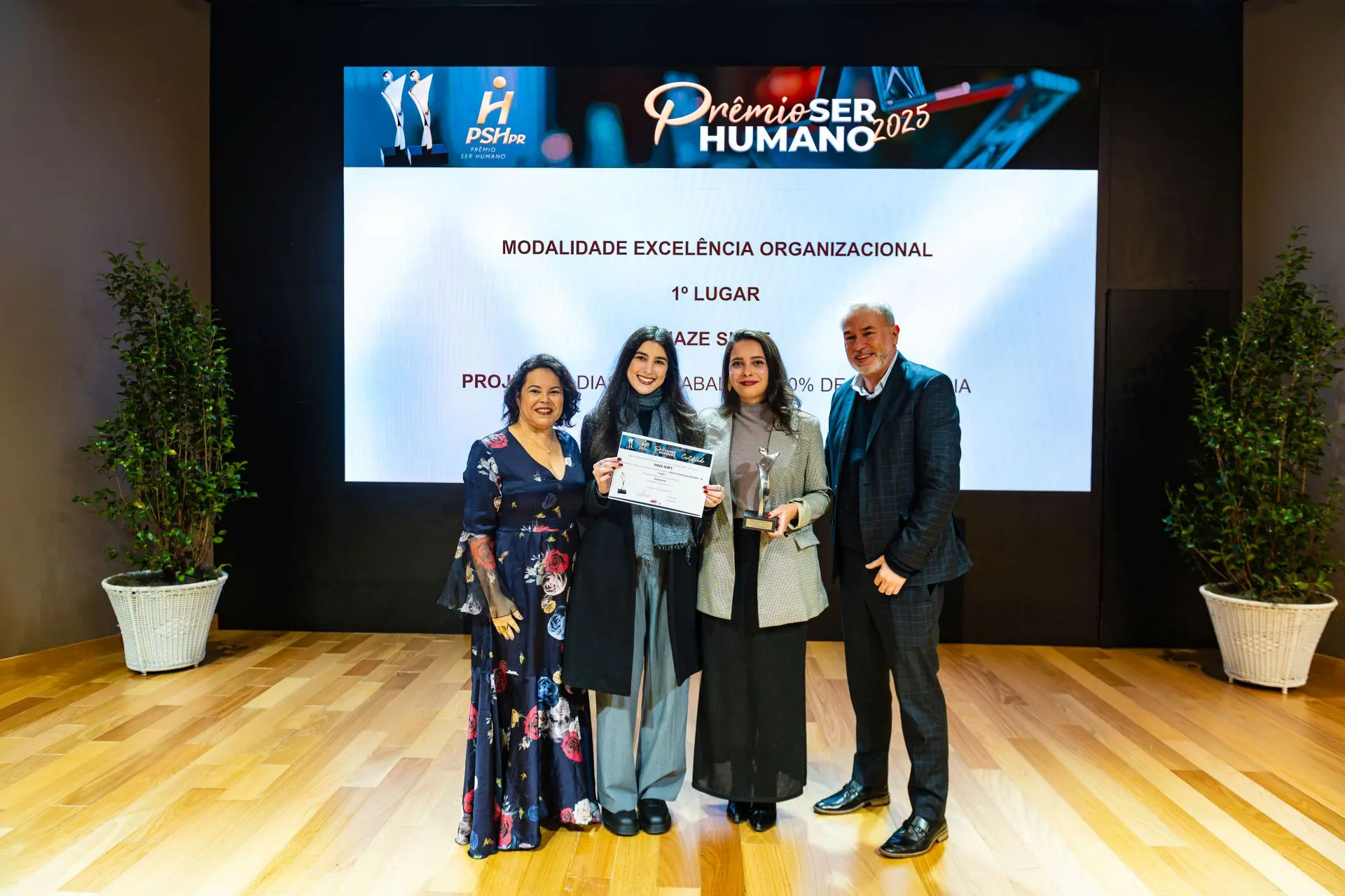 Representantes da Haze Shift com Lúcia Fernandes (diretora do Prêmio Ser Humano 2025) e Edio Bertoldi (vice-presidente do Conselho Deliberativo da ABRH Brasil).