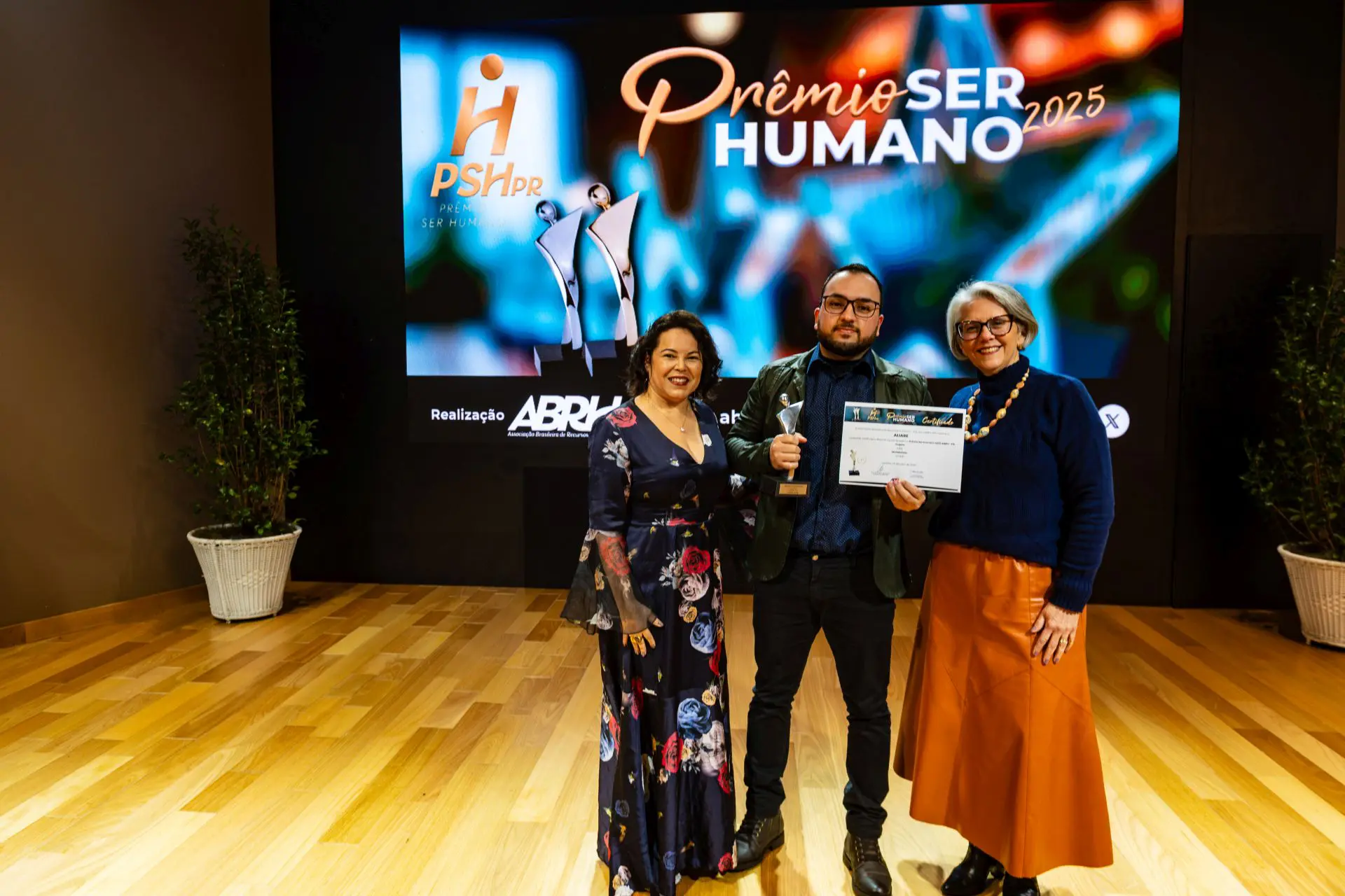 Representante da Aliare com Lúcia Fernandes (diretora do Prêmio Ser Humano 2025) e Vera Mattos (vice-presidente da ABRH-PR).