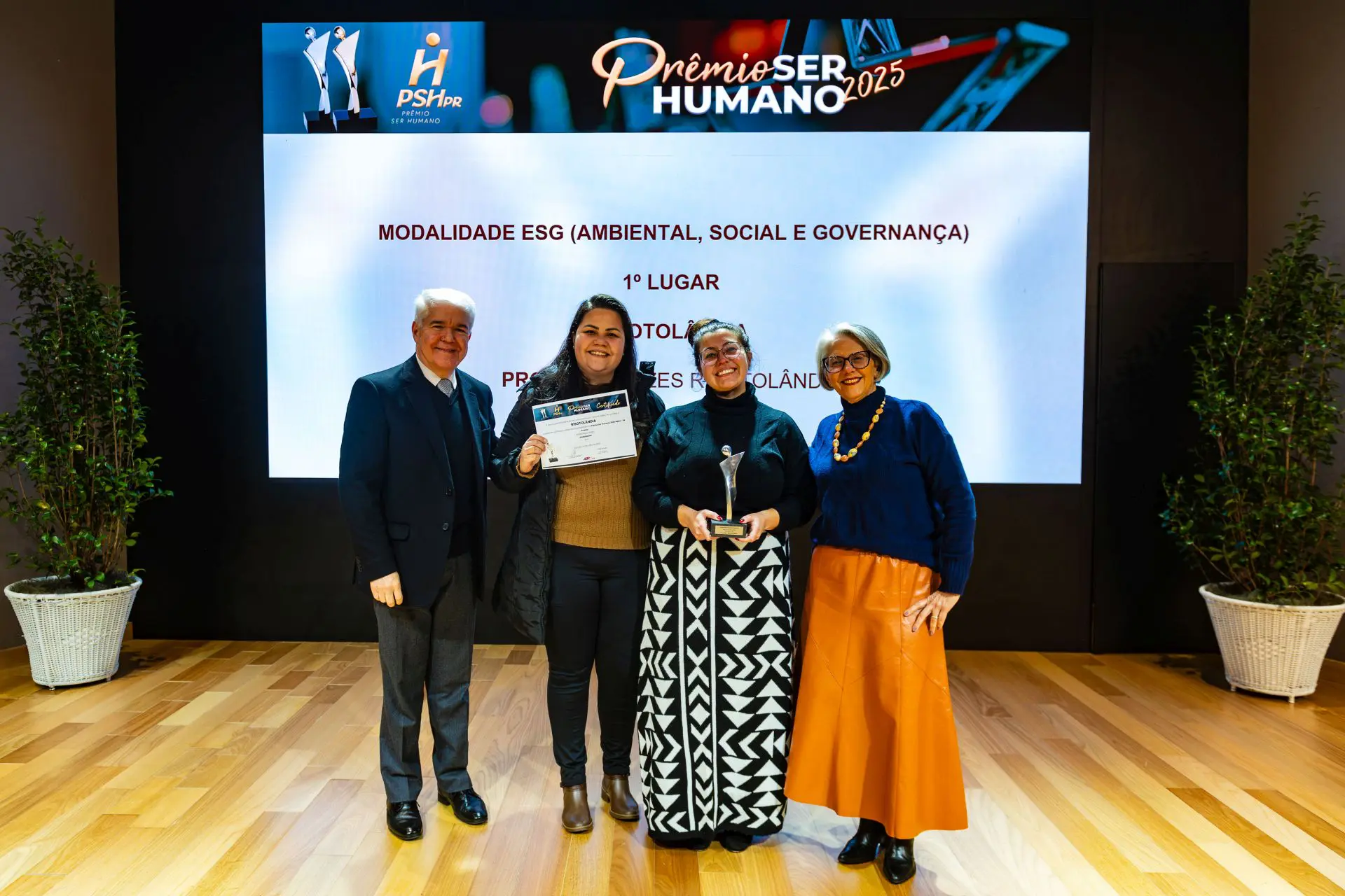 Representantes da Risotolândia com Gilmar Silva de Andrade (presidente da ABRH-PR) e Vera Mattos (vice-presidente da ABRH-PR).