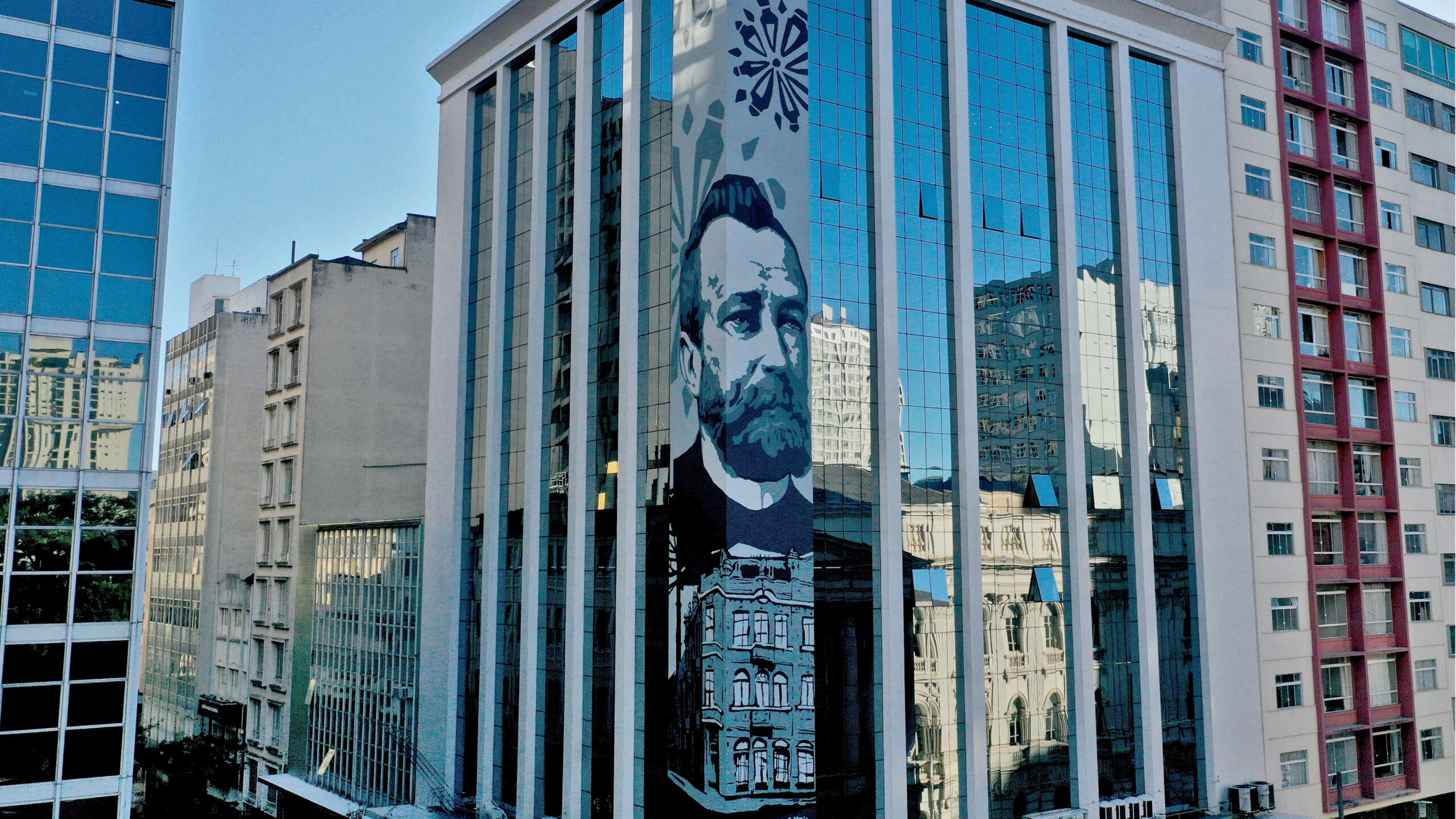 Assinada pelo muralista e grafiteiro curitibano Fernando Ferlim (Gardpam), a obra dialoga com elementos simbólicos do Paraná