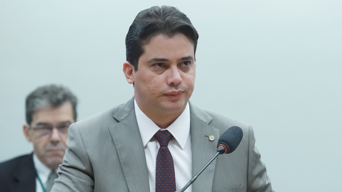 Deputado Júnior Mano (PSB-CE) é suspeito de desviar emendas a candidatos de prefeituras do interior do CE na eleição de 2024.