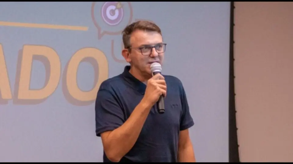 Giovani André Dickel, Diretor de Negócios do Sicoob Três Fronteiras, reforça o compromisso da cooperativa em "conectar pessoas para promover justiça financeira" na região.