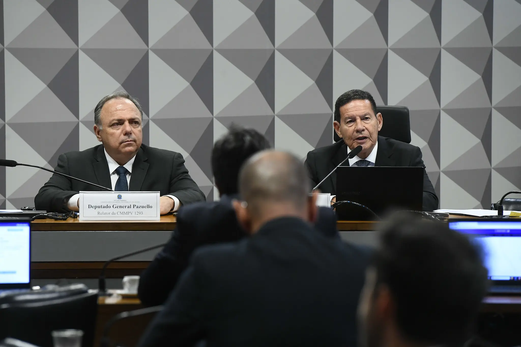 Comissão do Congresso aprova reajuste de 9% para militares