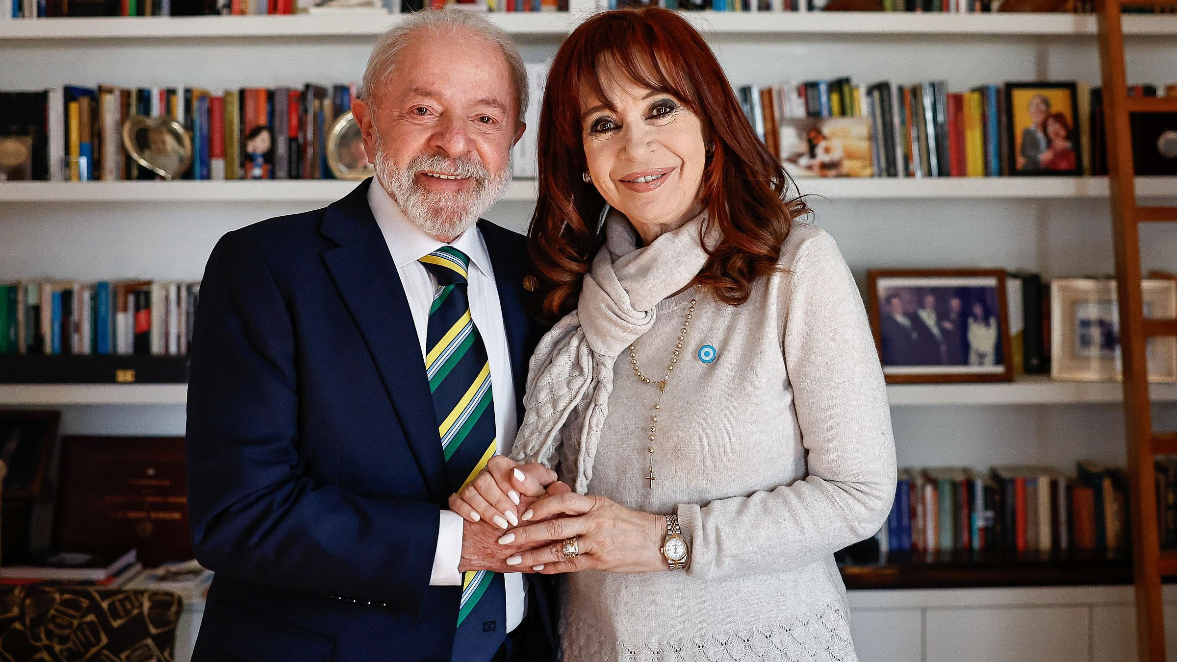 Lula se encontrou com Cristina Kirchner na casa da ex-presidente argentina, que cumpre pena de prisão domiciliar por corrupção.