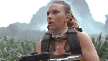 Scarlett Johansson vive a mercenária Zora Bennett no filme que está nos cinemas