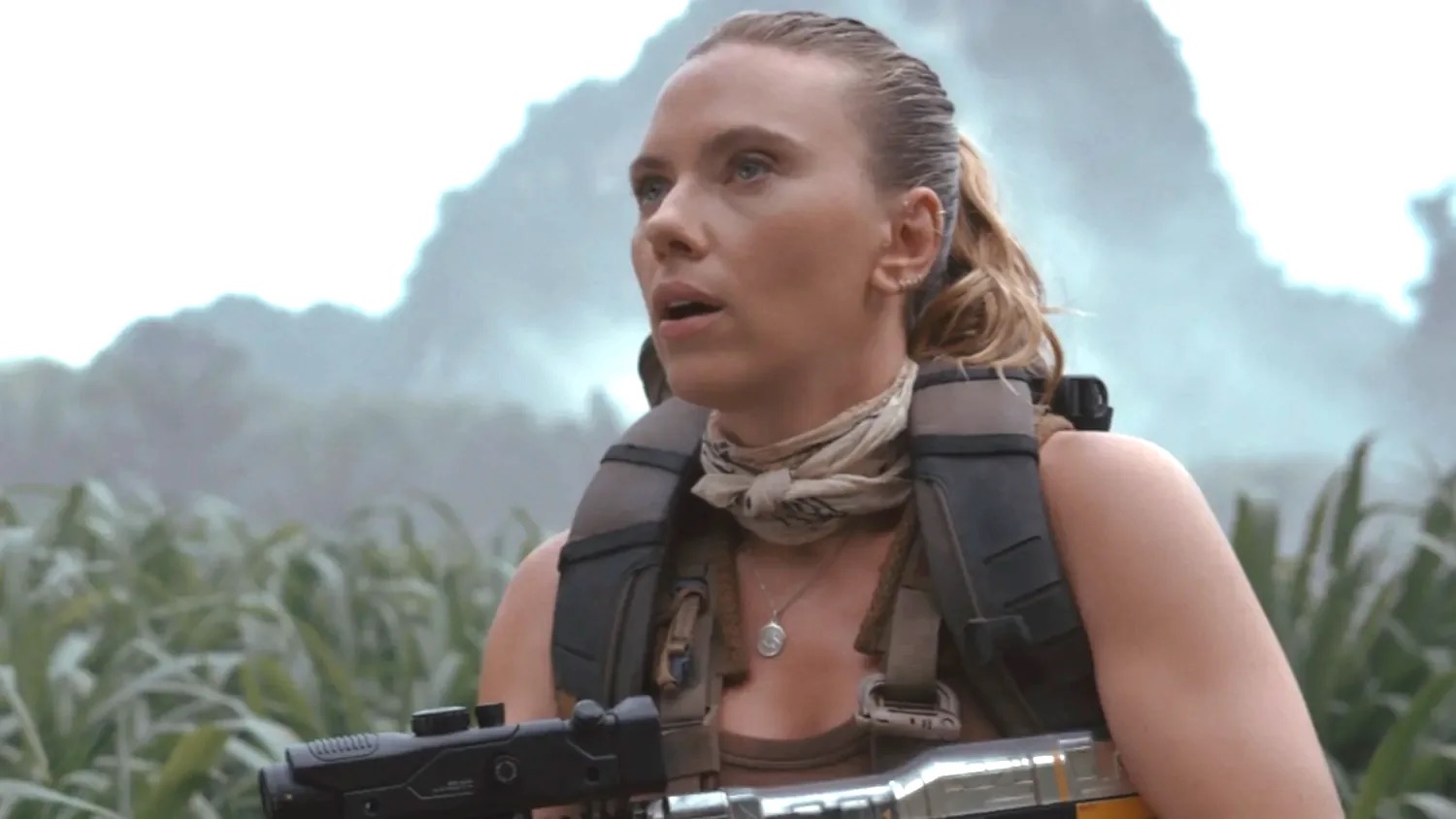Scarlett Johansson vive a mercenária Zora Bennett no novo filme de dinossauros