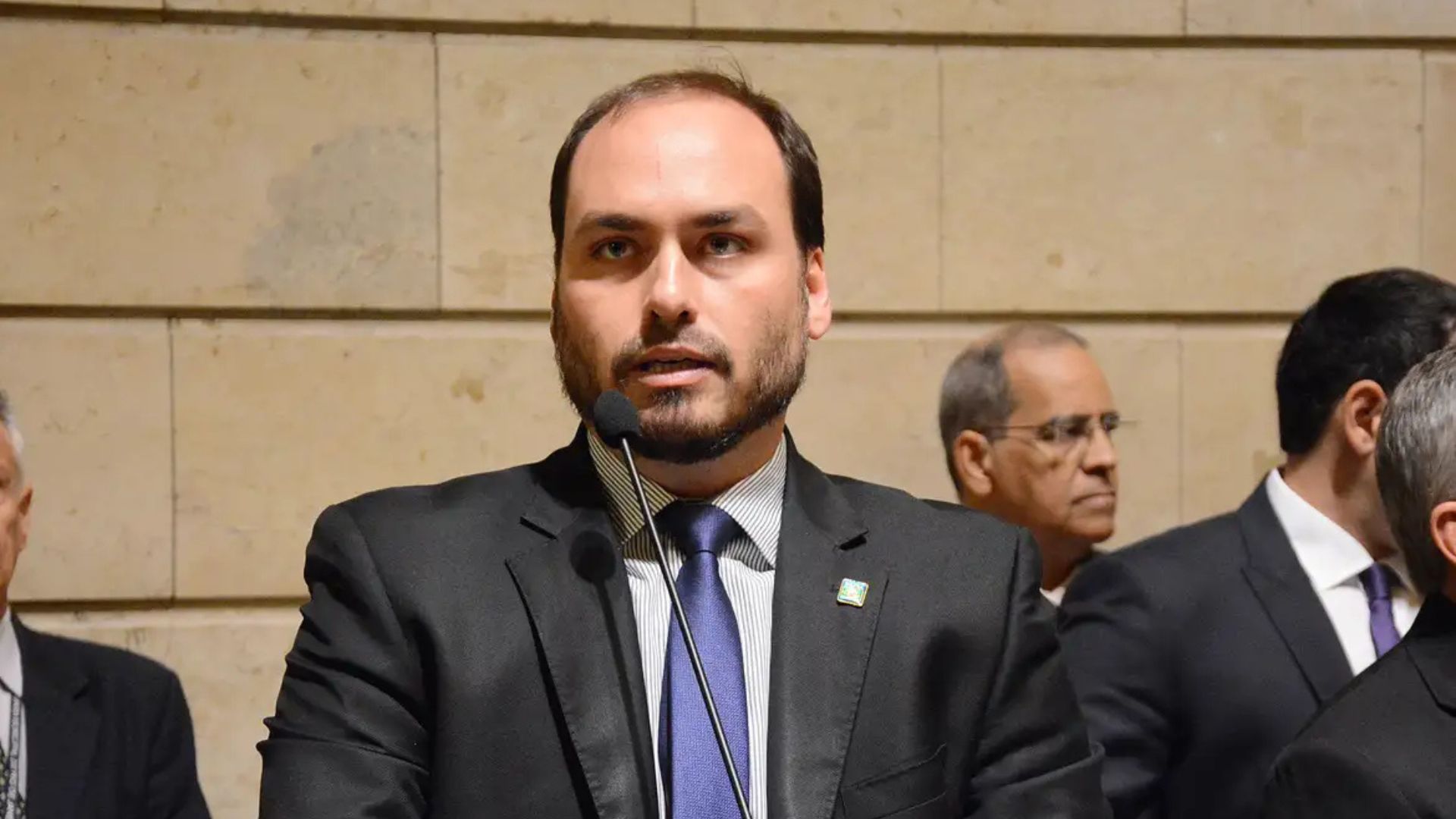 Mesmo com rejeição, Carlos Bolsonaro teria boa chance de ser eleito Senador, caso concorresse por SC, aponta pesquisa Neokemp.