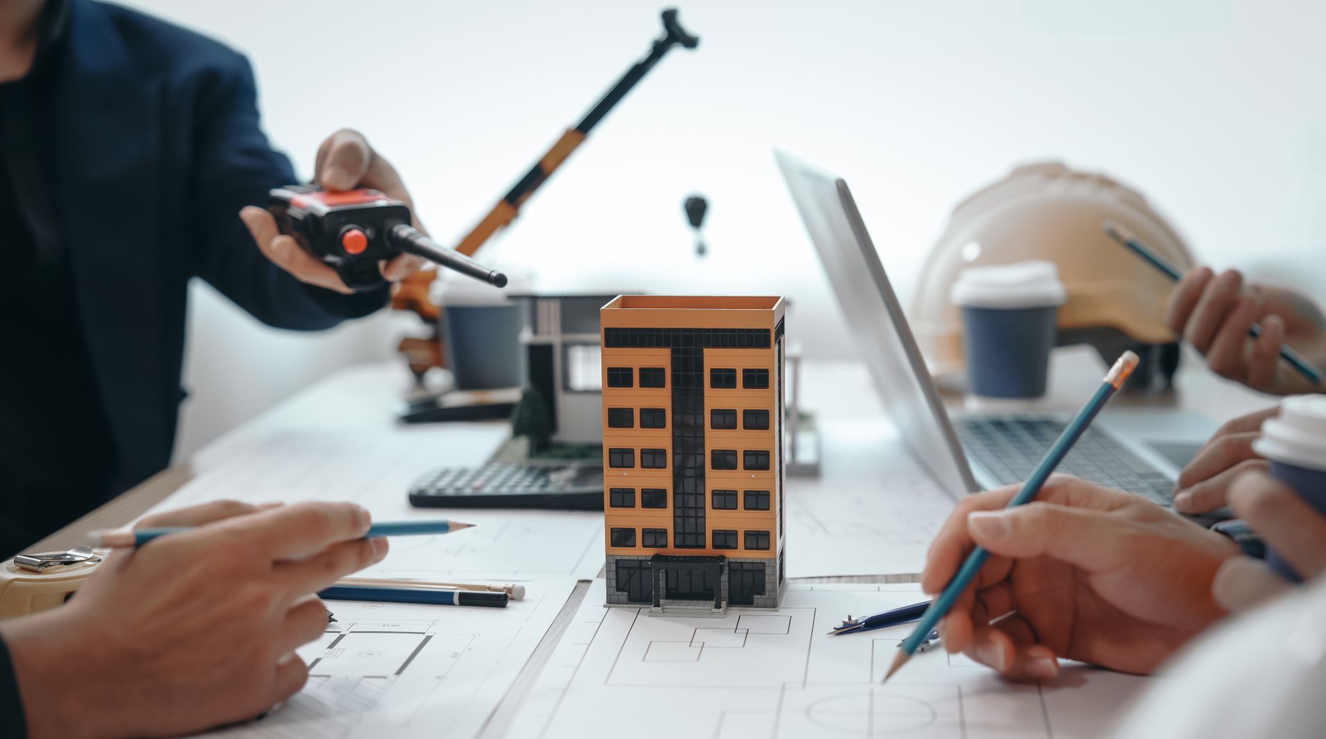 Segurança jurídica para o lar: a regularização de imóveis no Paraná garante o direito à propriedade e a dignidade para milhares de famílias, simbolizando a justiça que chega a cada porta.