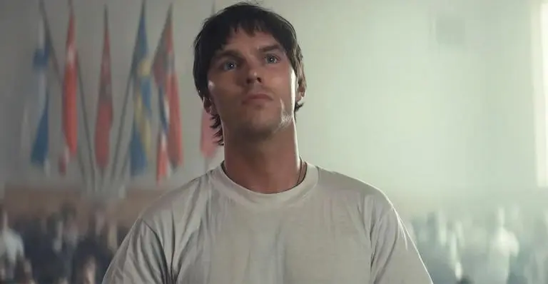 Hoult: o grande garoto que já foi jurado número 2 e em "A Ordem" é líder ariano